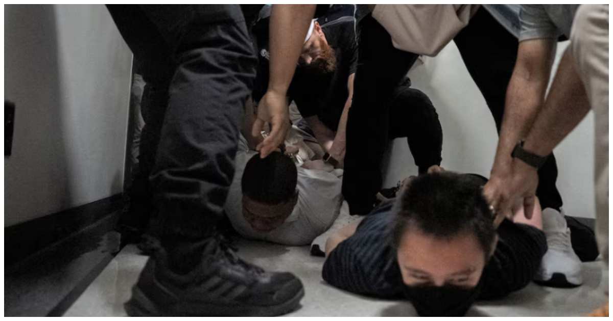 নিউ ইয়র্ক সিটির ম্যানহাটনের অভিবাসন আদালতে গত ৬ জুন এক অভিবাসী ও একজন আইন পর্যবেক্ষককে গ্রেপ্তার করেন ফেডারেল অভিবাসন কর্মকর্তারা। ছবি: ডেভিড ‘ডি’ ডেলগ্যাডো/রয়টার্স